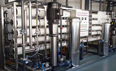 半導(dǎo)體超純水設(shè)備是應(yīng)用于半導(dǎo)體生產(chǎn)零件清洗的超純水設(shè)備，需要符合特定的用水水質(zhì)標(biāo)準(zhǔn),半導(dǎo)體超純水設(shè)備出水水質(zhì)要符合美國(guó)ASTM純水水質(zhì)標(biāo)準(zhǔn)、我國(guó)電子工業(yè)電子級(jí)水質(zhì)技術(shù)標(biāo)準(zhǔn)18MΩ.cm以上