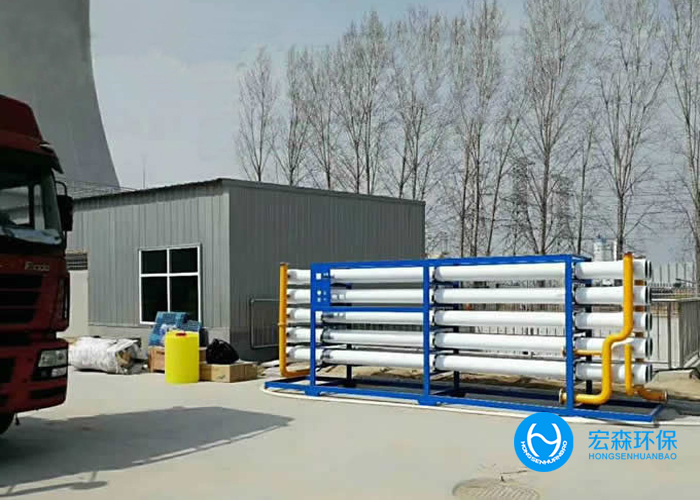 造紙工業(yè)廢水主要來源于分制漿和抄紙兩個生產(chǎn)過程。制漿產(chǎn)生的廢水，污染為嚴重，洗漿時排出廢水呈黑褐色，其中污染物濃度很高，BOD高達5～40 g/L，含有大量纖維、無機鹽、色素和大量的酸堿物質(zhì)。抄紙機排出的廢水，其中含有大量纖維和在生產(chǎn)過程中添加的填料和膠料。同時造紙過程中還需要加入一些必要的化學助劑，加重了對水體的污染造紙污