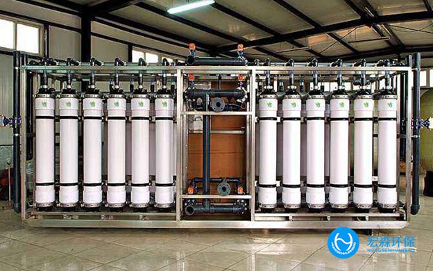 隨著經(jīng)濟(jì)發(fā)展人們對生活要求也提高，有了大量食品加工行業(yè)，但是這個行業(yè)在生產(chǎn)過程中會排放大量污水，如果不及時處理，污水可能會流入食品生產(chǎn)工藝中，影響食品的衛(wèi)生。食品加工行業(yè)想要處理食品加工污水，就選擇食品加工廢水零排放設(shè)備，應(yīng)注重其優(yōu)點(diǎn)和特點(diǎn)。食品加工廢水零排放設(shè)備精確地將接觸氧化工藝和活性污泥相結(jié)合，使廢水處理水平大大提高。 食品加工廢水零排放設(shè)備 一、投資難 建設(shè)大型廢水處理廠的投資壓力往往很大，這種食品加工廢水零排放設(shè)備的總投資非常小，市場價格從幾萬到幾十萬不等，適用于房地產(chǎn)、大工廠等社會大資金的投資，等等，這也更符合&ldquo;誰污染誰治理&rdquo;的原則。 二、精確實(shí)現(xiàn)中水回用，達(dá)到節(jié)水的目的 大型廢水處理廠開展中水業(yè)務(wù)的主要障礙是鋪設(shè)一條極大的中水通道管網(wǎng)，綜合設(shè)備可以更敏捷地配置。通常來說，排水點(diǎn)也是中水回用的點(diǎn)，這樣就全然可以省去下方水道的建設(shè)。 三、要精確解決建筑面積問題 廢水處理廠的建設(shè)必須占用大面積的土地，但隨著城市化進(jìn)程和土地利用日趨惡化，綜合設(shè)備處理效率很低，而且可以埋在地表下列，基本上不占用土地面積。 四、緩解市政管理建設(shè)壓力 大型廢水處理廠的建設(shè)需要大型市政管網(wǎng)系統(tǒng)的建設(shè)。對于網(wǎng)絡(luò)不興盛的小區(qū)、工廠、風(fēng)景名勝區(qū)的建設(shè)，管理不便于，也是資金的浪費(fèi)。而且這種食品加工廢水零排放設(shè)備更便于分離排水，不會增加廢水管道的壓力。 